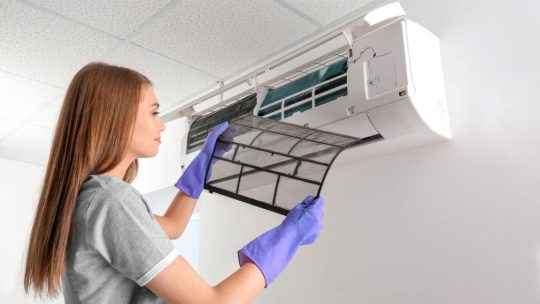 Como limpar o filtro do ar condicionado em 6 passos simples